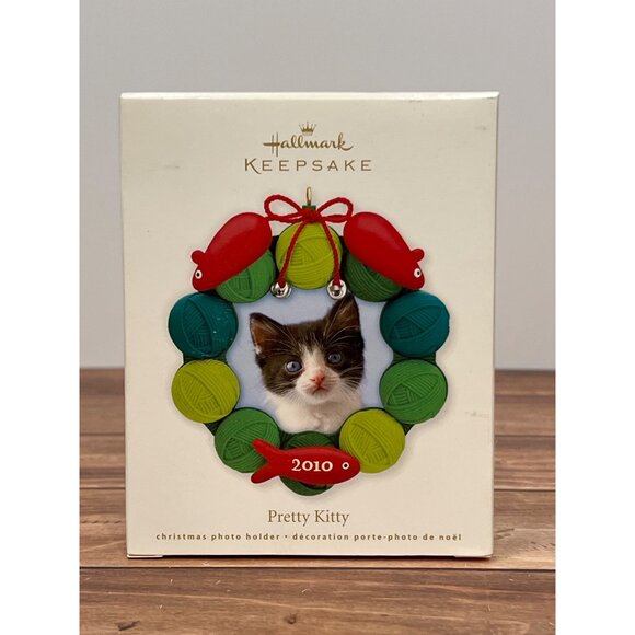 2010 HALLMARK KEEPSAKE ORNAMENT QXG7476 PRETTY KITTY CAT PHOTO MOUSE FISH - Picture 2 of 5